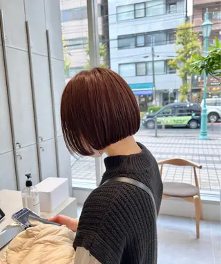 ショート カラー ミオ💎ショート 透ける暗髪のヘアスタイル