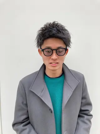 カラー メンズ 顔まわりレイヤー デザインカットのヘアスタイル