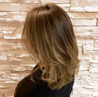 ミディアム やない さとみのヘアスタイル