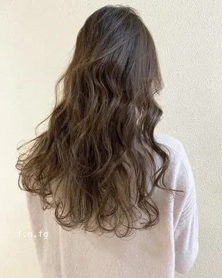 ロング カラー ツキノキ ミナのヘアスタイル