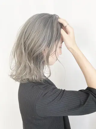 セミロング あやかショート 白髪ぼかしのヘアスタイル