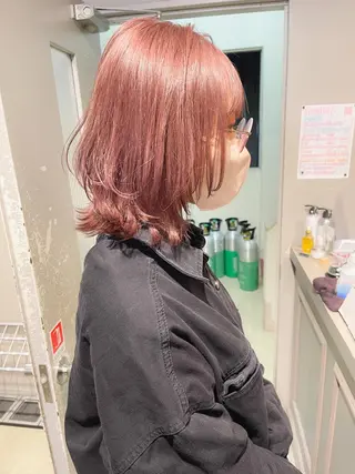 ミディアム カラー ハイトーン×レイヤー カットTAKUMIのヘアスタイル