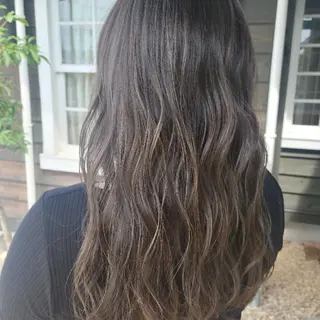 カラー ロング 森岡 紗羽のヘアスタイル