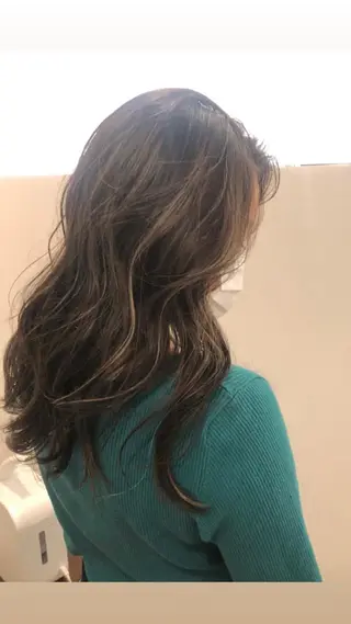 カラー イズミ ナナコのヘアスタイル