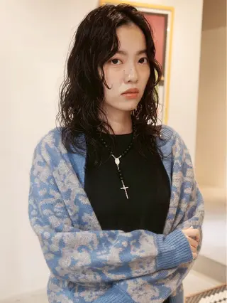 ミディアム パーマ (h)wim ウィムのヘアスタイル