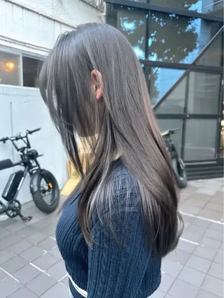 ロング カラー レイヤーカット 透明感カラーのヘアスタイル