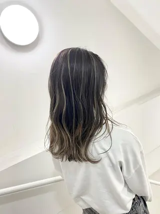 ミディアム 岩尾 凪のヘアスタイル
