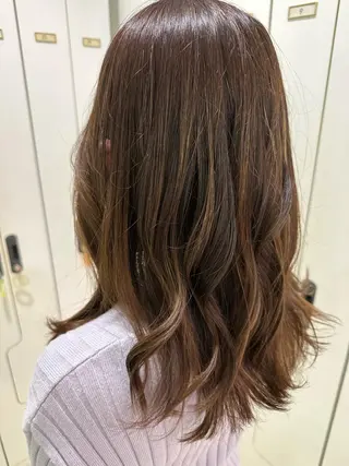 ロング レイヤー 艶々カラーのヘアスタイル