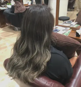 ロング カラー 新實 ゆりあのヘアスタイル