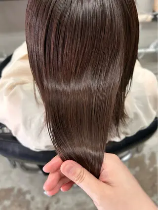 ミディアム ヒナ/レイヤーカット 艶感ワンカラーのヘアスタイル