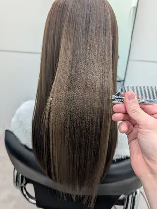 ロング 艶髪／オリーブ系／ 肌が綺麗に見えるお色のヘアスタイル