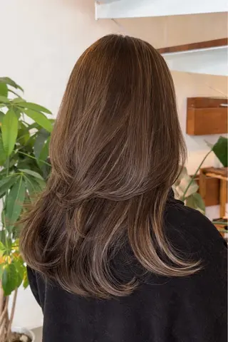 ミディアム 堀江/レイヤーカット 𝒀𝑼𝑻𝑶のヘアスタイル