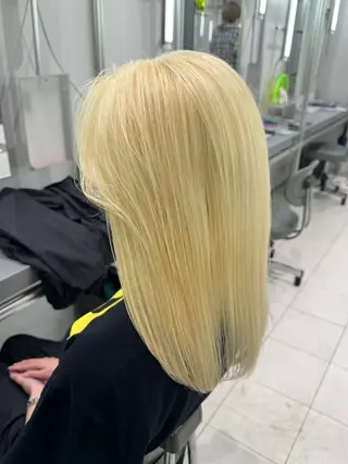 ミディアム ブリーチカラー/ブロ ンドレイヤーカットのヘアスタイル