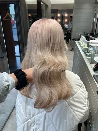 ロング カラー サキ🤍ハイトーン 🩰くびれ巻きヘアのヘアスタイル