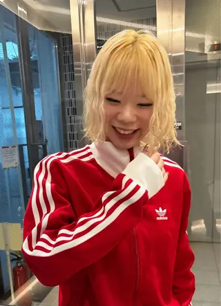 ショート 響　インナーカラー イヤリングカラーのヘアスタイル