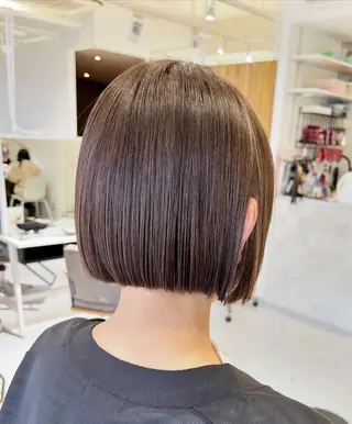 ショート カラー ぱつっとボブ/ 小野あかねのヘアスタイル