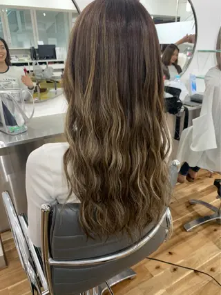 ロング カラー 岩尾 凪のヘアスタイル