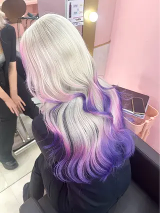 ロング 2次元カラー/ ブリーチMANATOのヘアスタイル