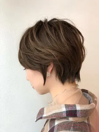 ショート esse大阪茶屋町店所属・レイヤーカット 新井田陽寿のヘアスタイル