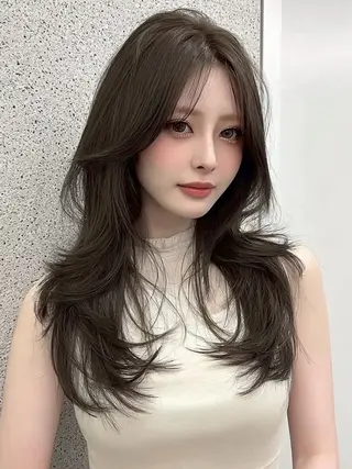 セミロング カラー 西 優衣奈のヘアスタイル