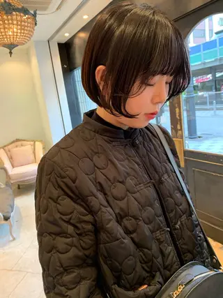 ミディアム SAKINO． ベージュカラーのヘアスタイル