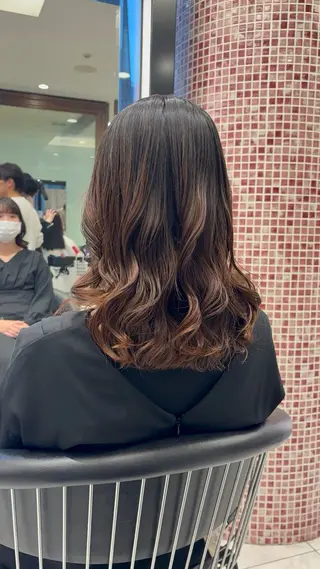 ミディアム パーマ 韓国っぽ透け感カラー マンツーマン🫧なおのヘアスタイル