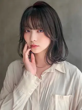 ミディアム 白井 音羽のヘアスタイル
