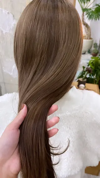 ロング KVELL ユナのヘアスタイル