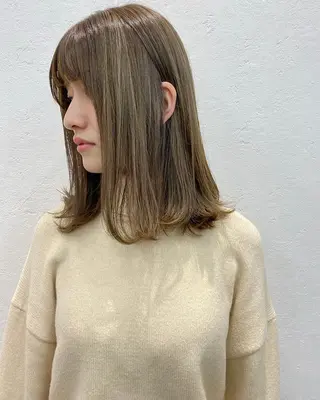 ミディアム カラー オリーブ/アッシュ やわらか透明感カラーのヘアスタイル