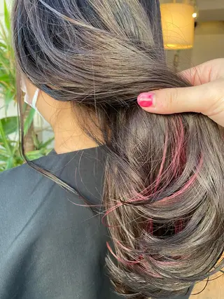 ロング カラー 塩澤 榛奈のヘアスタイル