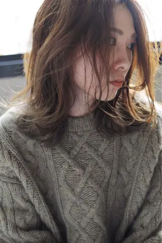 セミロング さの あやねのヘアスタイル