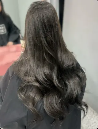 ロング カラー 𝑴𝑶𝑲𝑨渋谷 トレンド韓国ヘア🩷のヘアスタイル
