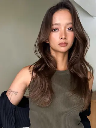 ロング カラー レイヤー/顔周り ブリーチカラーのヘアスタイル