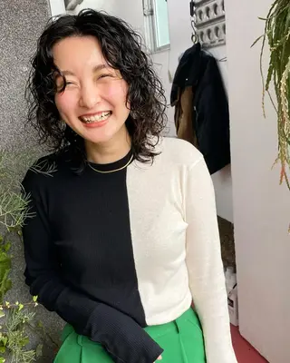 パーマ セミロング qiie リタッチ 黒染め　ワンカラーのヘアスタイル