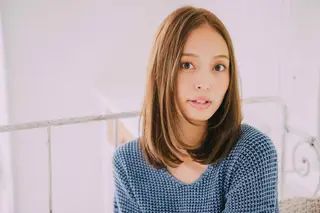 ミディアム 佐藤 香織のヘアスタイル