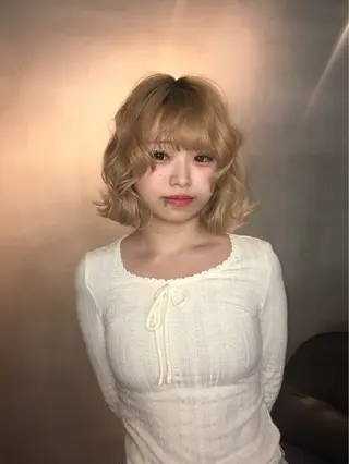 ショート ヘアアレンジ Momoka🪷 /ハイトーンのヘアスタイル