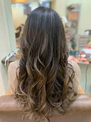 ロング カラー 鶴見 和美のヘアスタイル