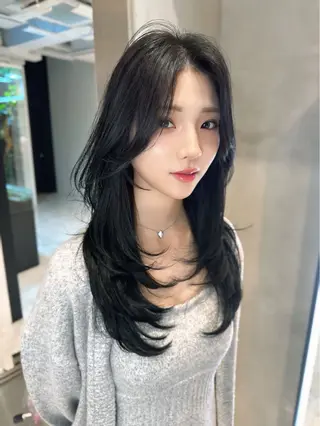 ロング カラー レイヤーカット 透明感カラーのヘアスタイル