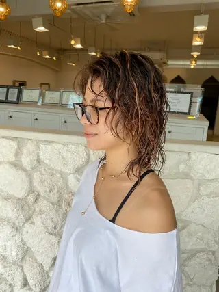 ミディアム パーマ 饒平名 知也のヘアスタイル