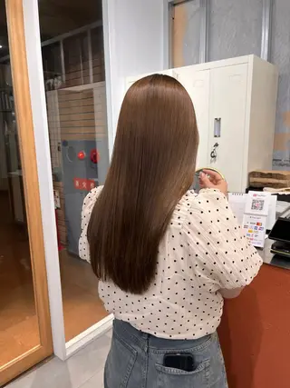 ロング ブリーチなしカラー /ベージュカラーのヘアスタイル