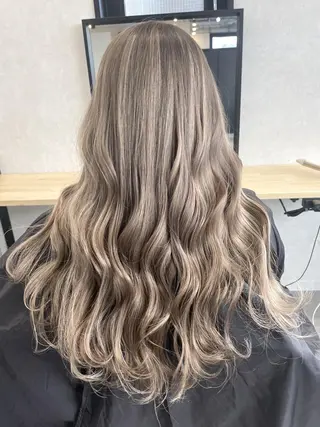 ロング ヘアアレンジ パーマ カラー ハイトーン カラーのヘアスタイル