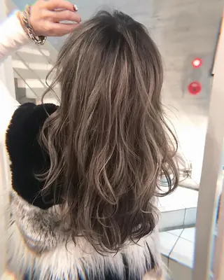 セミロング カラー 白髪ぼかし×デザイン 🕊️🫧ホウジョウのヘアスタイル