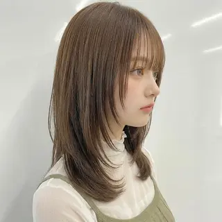セミロング 艶髪ストレート❇️ レイヤー❇️出町光流のヘアスタイル