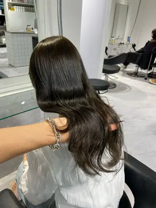 セミロング カラー センターパート特化 井上健太のヘアスタイル