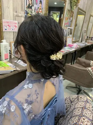 ヘアアレンジ ハイトーン Arphyのヘアスタイル