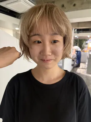 ショート カラー BURROW うえみ 寿々のヘアスタイル