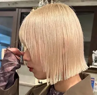 ショート カラー おしゃれハイトーン 💗AKARIのヘアスタイル