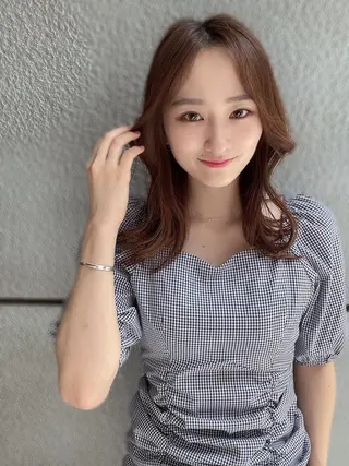 ミディアム Toiro所属・🤎小顔レイヤー /ベージュ🤎友香のヘアスタイル