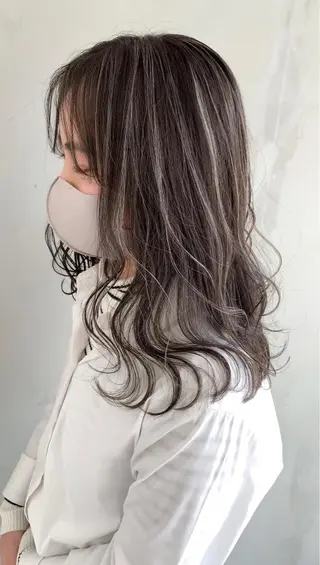 ミディアム カラー リサ tonieのヘアスタイル