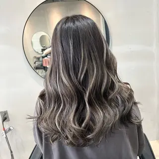 セミロング カラー リサ tonieのヘアスタイル